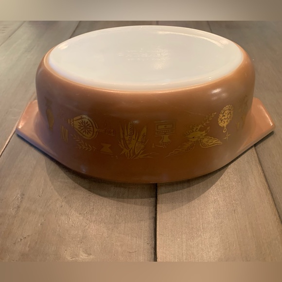 Vintage Pyrex Early American Oval Casserole Bowl Dish Gold Brown 043 1 1/2 Qt. - Picture 2 of 7